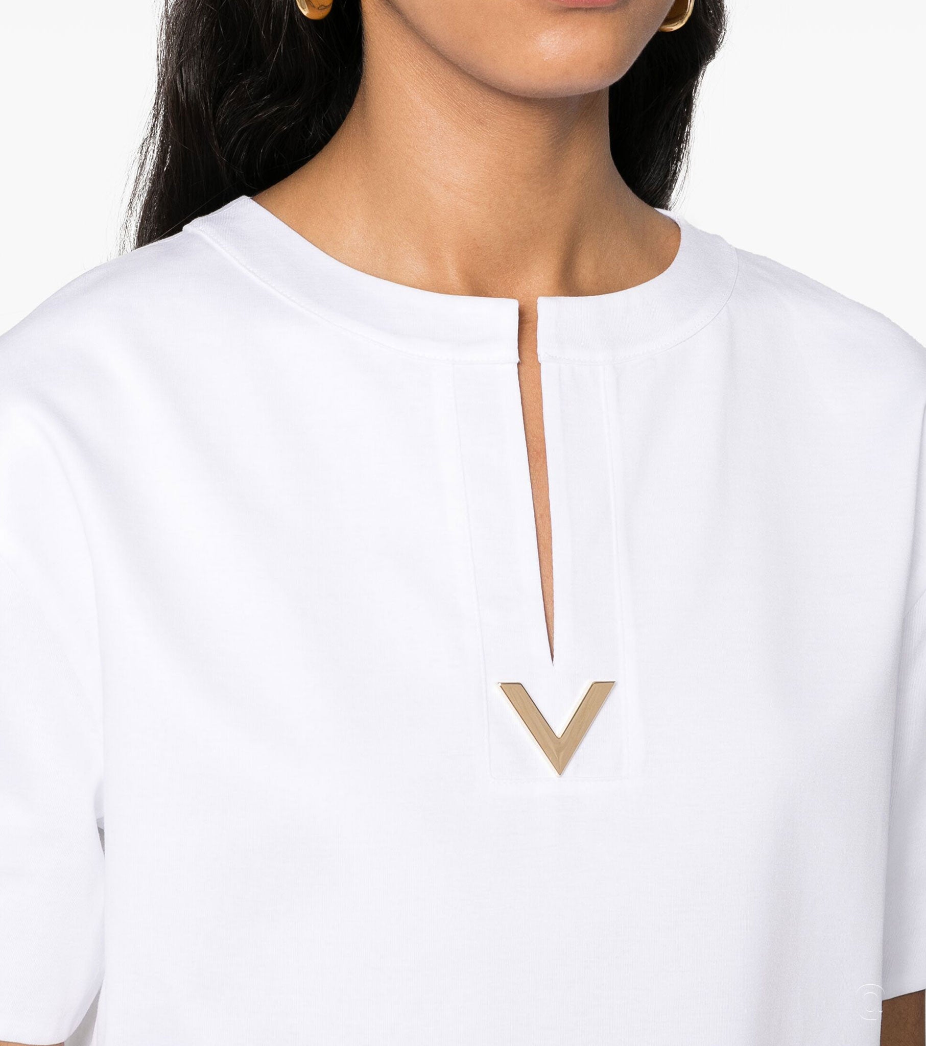 Close-up of model wear V cropped t-shirt - Nixxy Shop