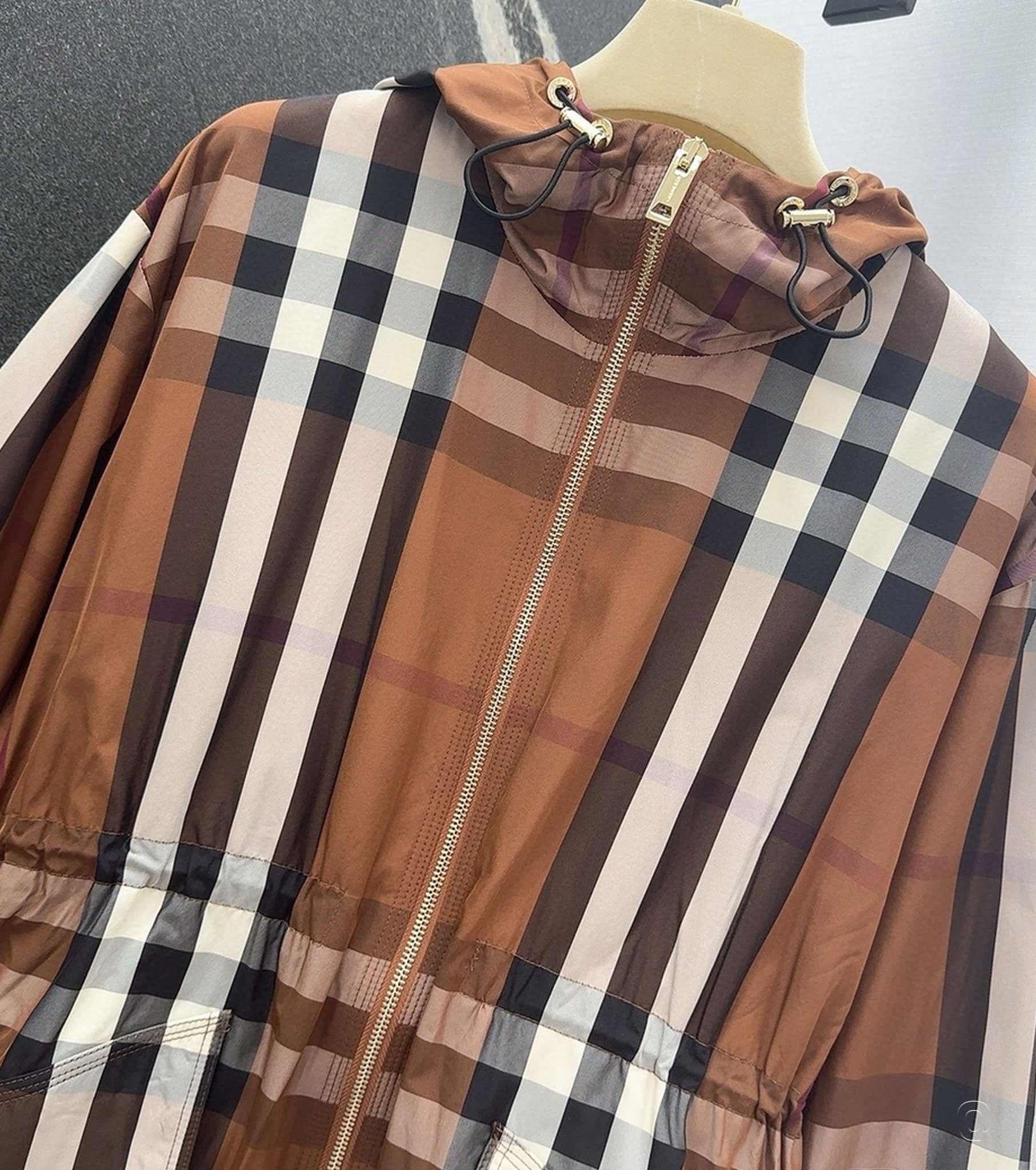 Women windbreaker