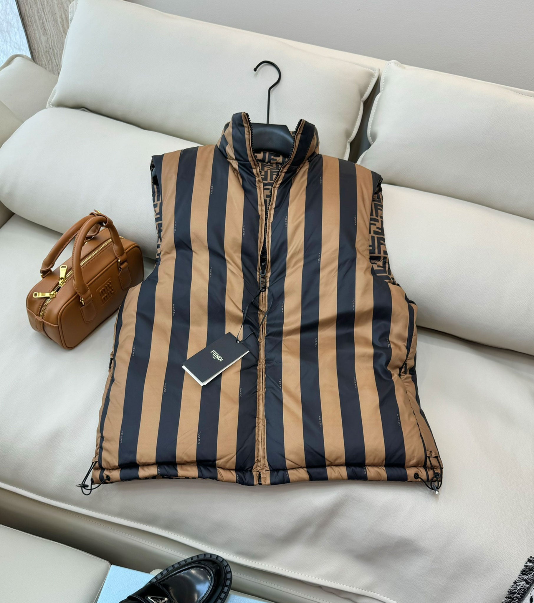 Women reversible down vest