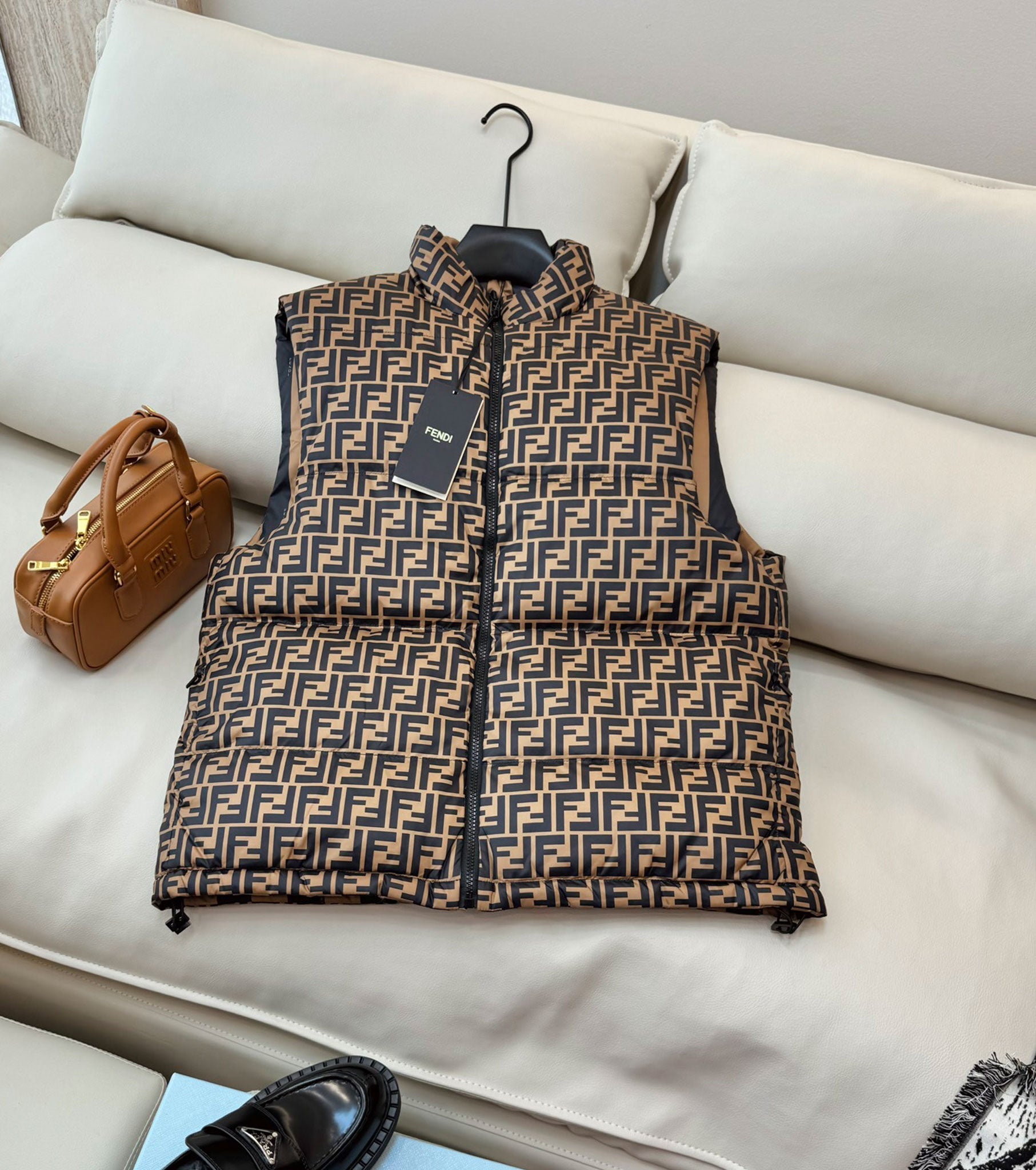 Women reversible down vest