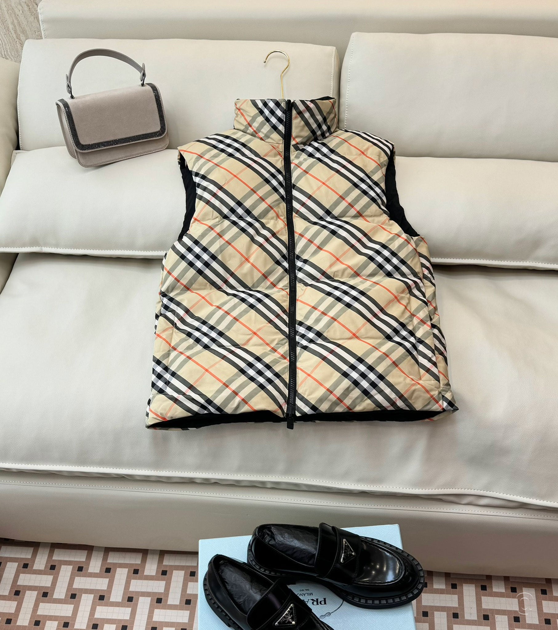 Women reversible down vest