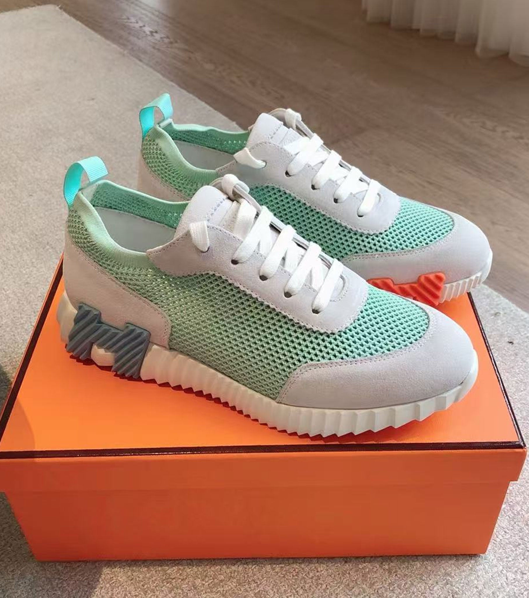 Bouncing sneaker