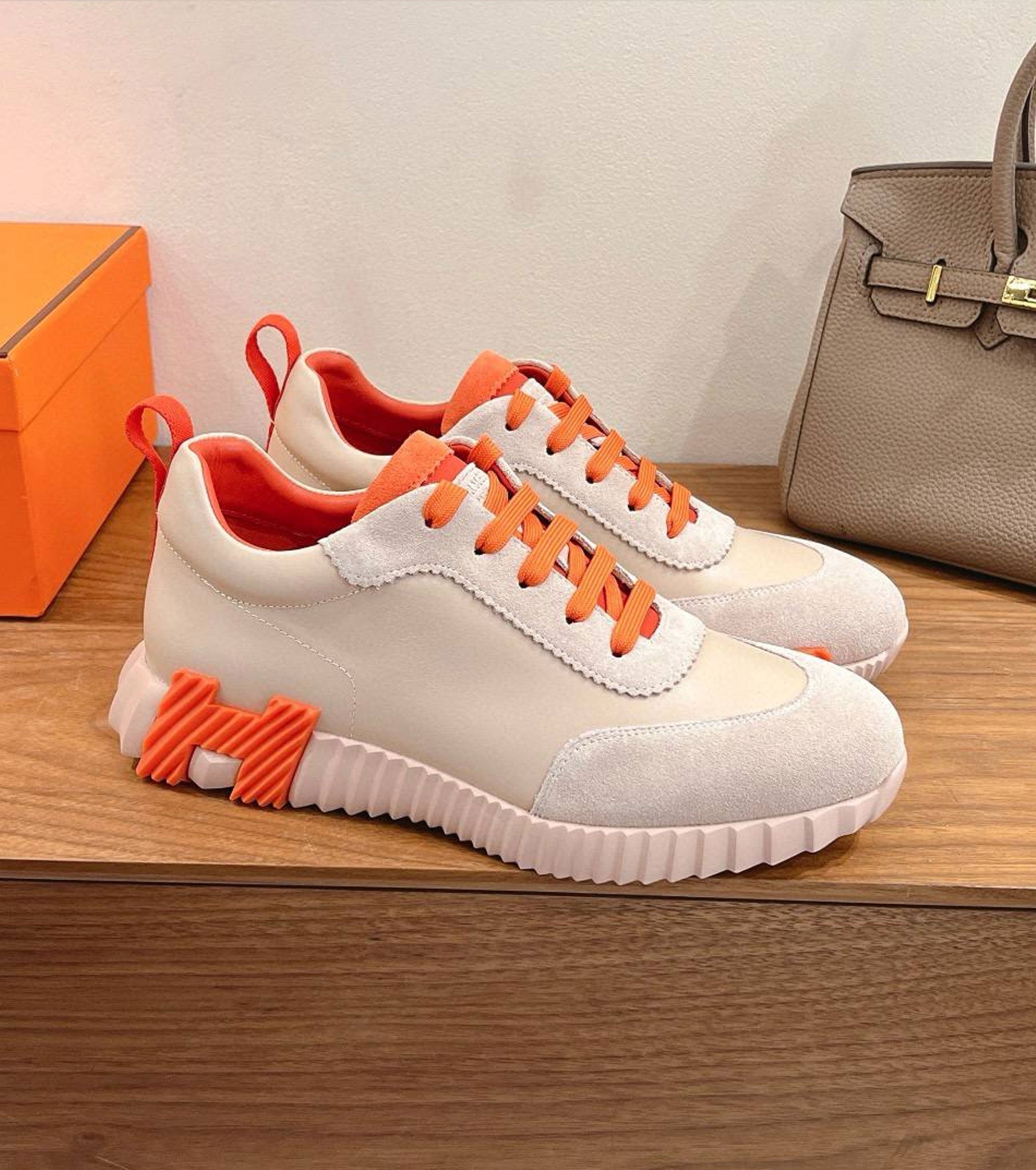 Bouncing sneaker
