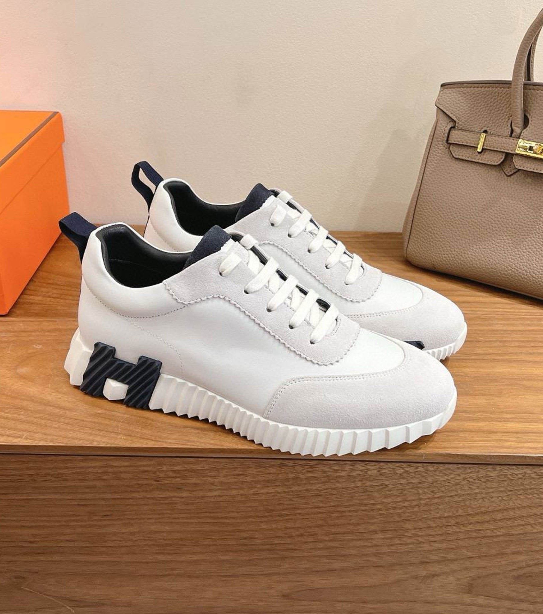 Bouncing sneaker