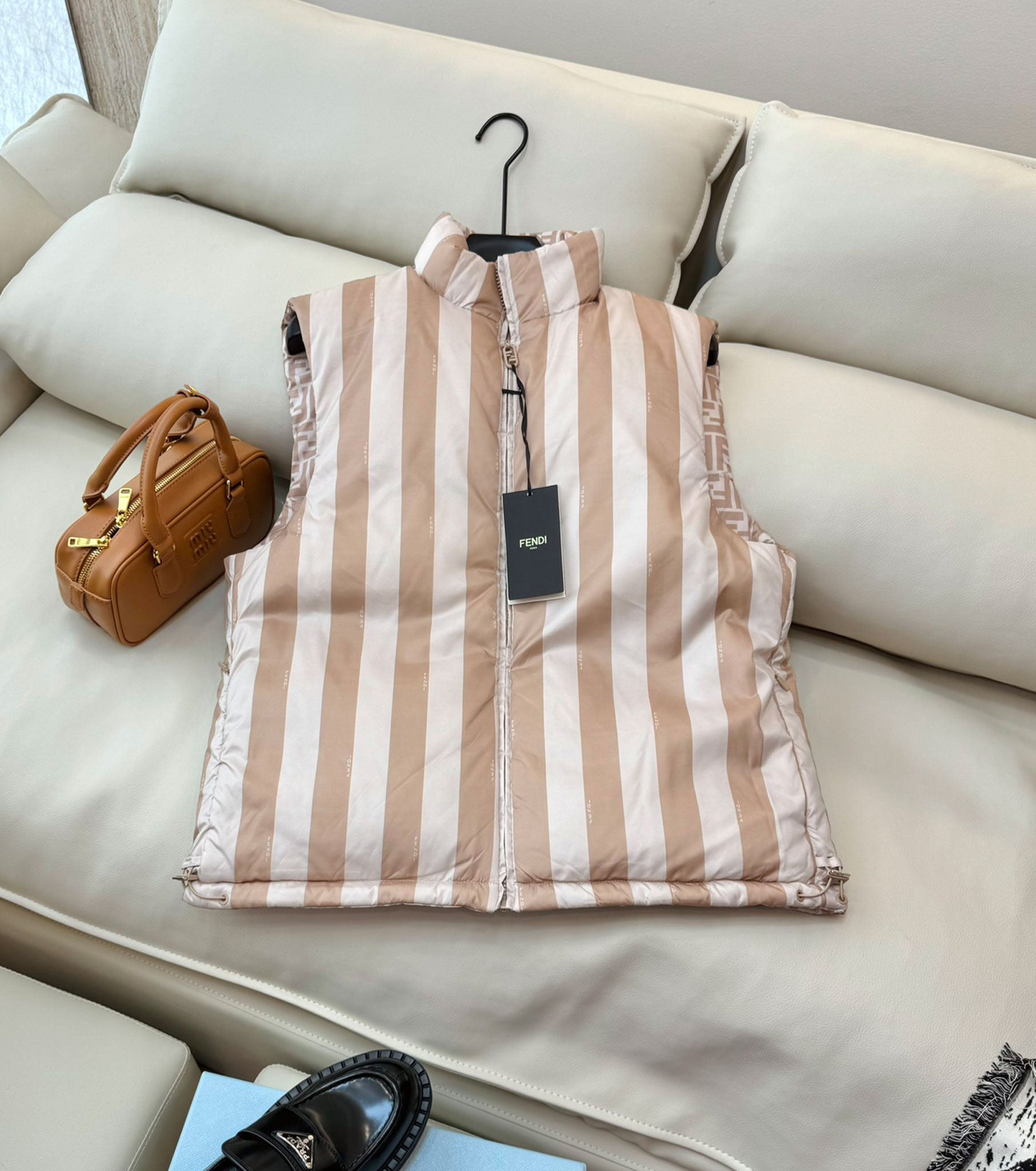 Women reversible down vest