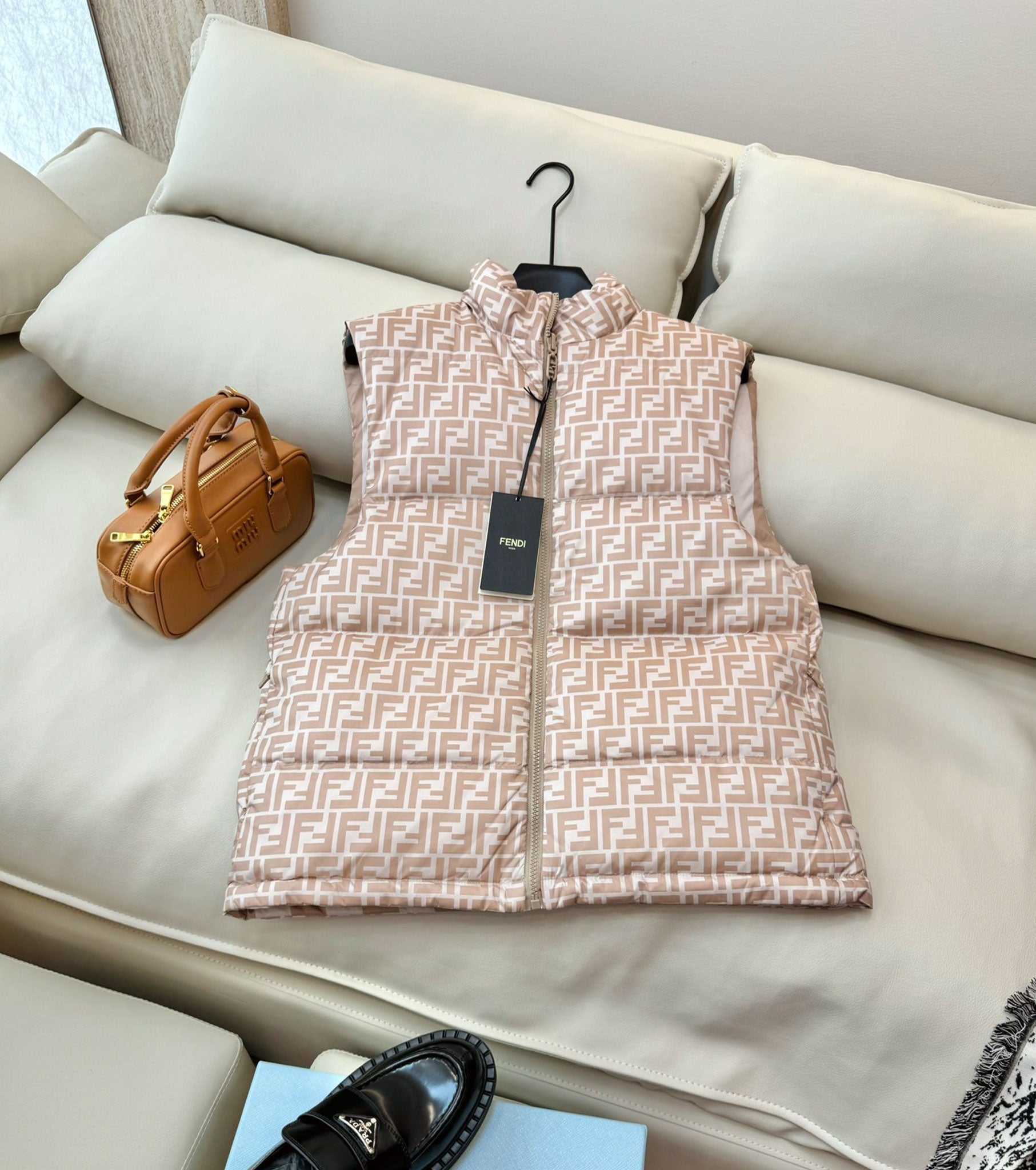 Women reversible down vest